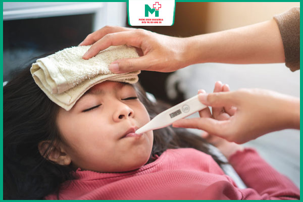 trẻ bị sốt cao
