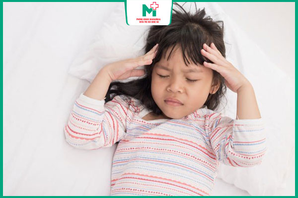 trẻ nhỏ mệt mỏi