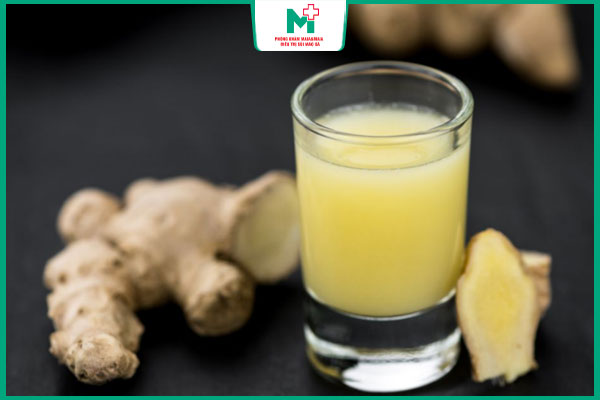 chấm nước ép gừng lên mụn