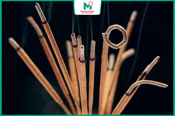 dùng nhang cháy loại bỏ mụn cóc