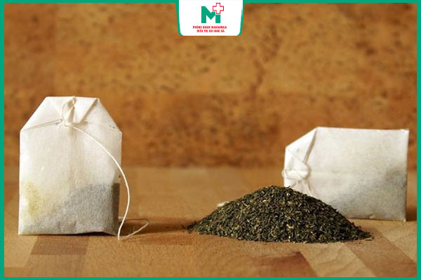 dùng túi trà đen đắp lên mụn rộp