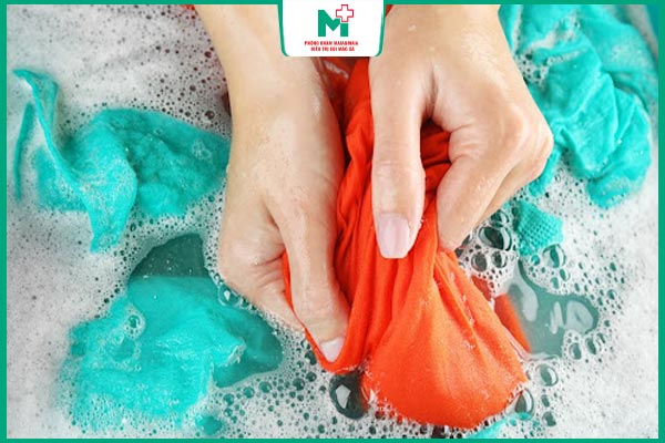 giặt quần áo chung