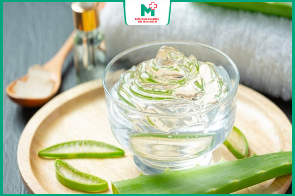 thoa gel nha đam lên nốt mụn