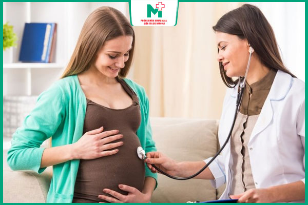 bác sĩ khám cho bà bầu