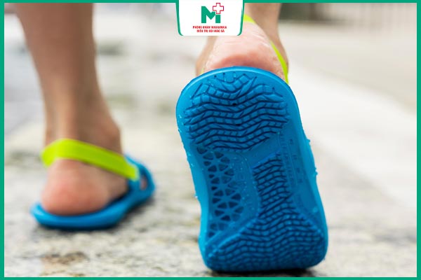 trẻ đi dép ở bể bơi