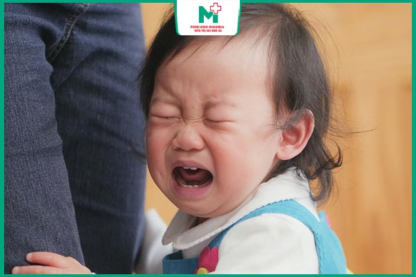trẻ nhỏ quấy khóc